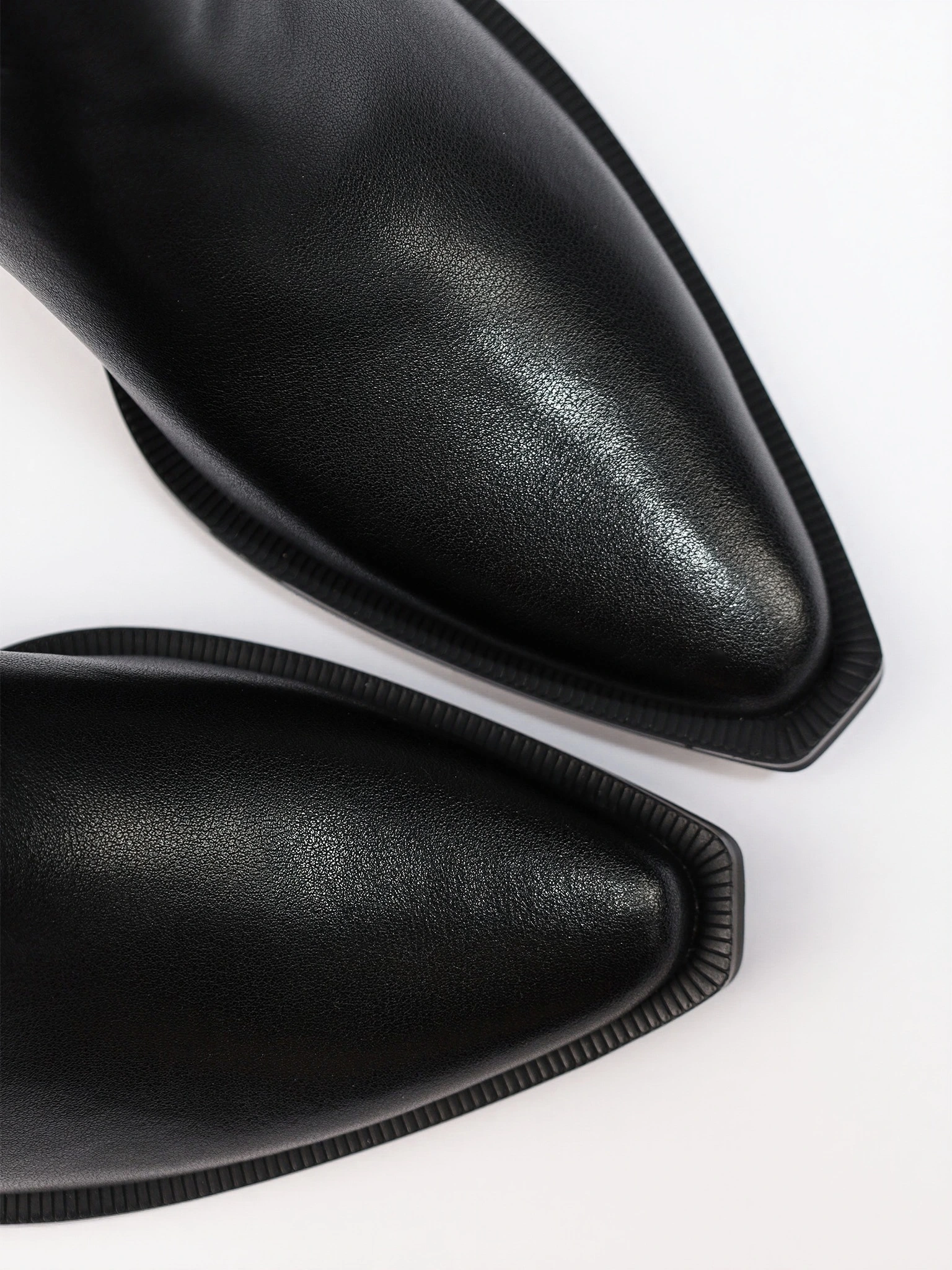 Сапоги-казаки черного цвета из натуральной кожи